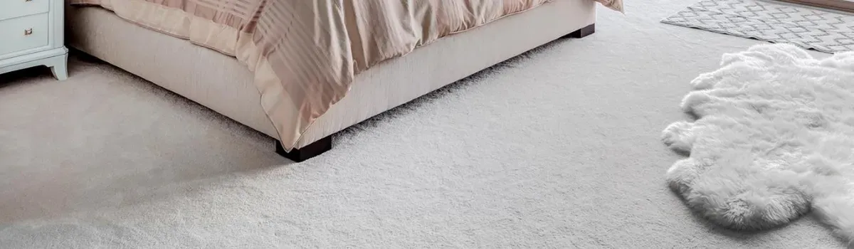 Fondo de pared de follaje artificial mujer disfrutando de su jardin