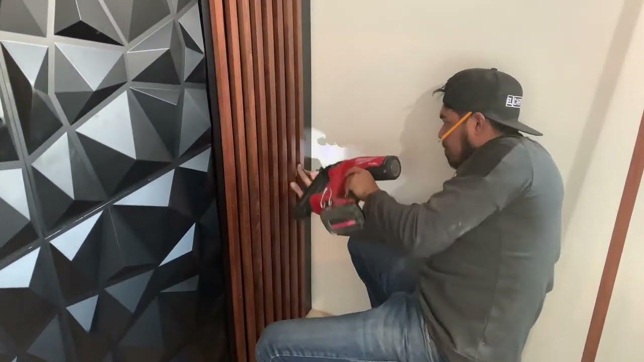 Instalacion Lambrin WPC en Angelopolis Técnico de Grupo Orvi instalando paneles de lambrín WPC en un muro, mostrando el sistema de clips y el acabado limpio en un proyecto en Puebla.