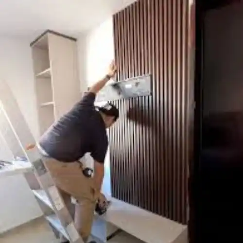 Equipo de Grupo Orvi instalando lambrin PVC en una pared interior de una oficina en Puebla, mostrando el proceso eficiente.