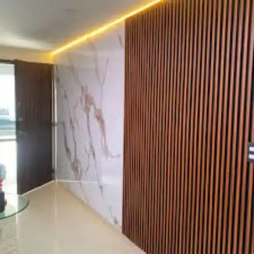  Pared de oficina comercial en Puebla con paneles de lambrin PVC blanco, aportando luminosidad y fácil mantenimiento.