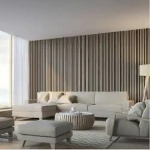 Pared de oficina comercial en Puebla con paneles de lambrin PVC blanco, aportando luminosidad y fácil mantenimiento.