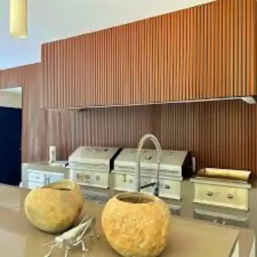 Cocina con paredes revestidas de lambrin PVC imitación madera, creando un ambiente cálido y resistente a la humedad en Angelópolis, Puebla