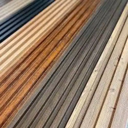 Muestra de diferentes paneles de lambrin PVC en venta, incluyendo diseños de imitación madera, para revestimiento de paredes en Puebla.