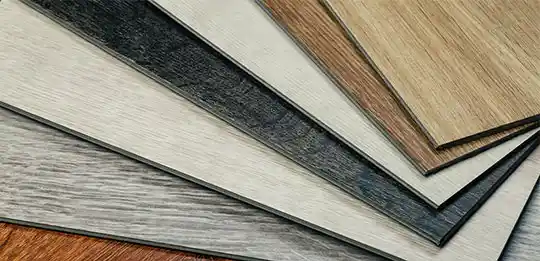 Arquitecto revisando catálogo de opciones de pisos de madera de Grupo Orvi para proyectos de construcción en Puebla.