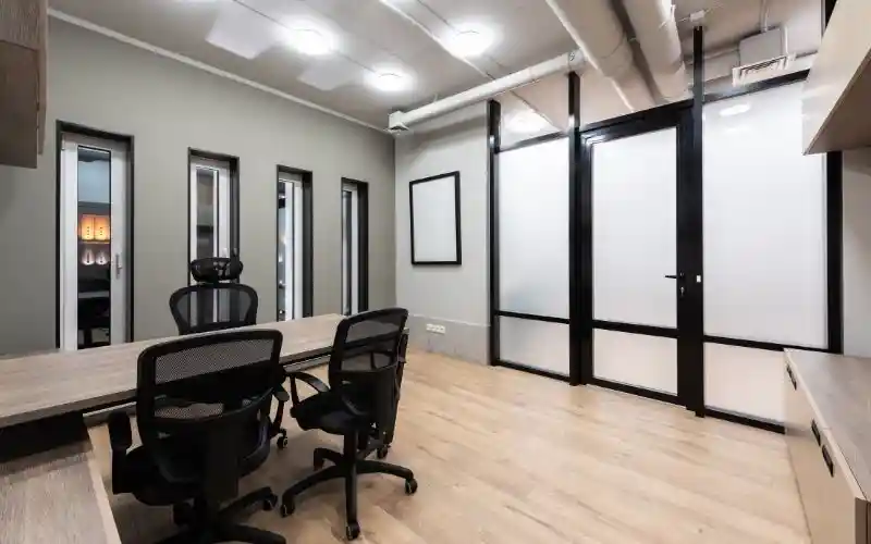  Piso de madera natural de roble instalado en sala de estar de residencia moderna en Angelópolis, Puebla.