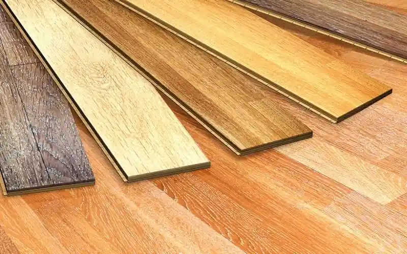 Muestra de diferentes tipos de pisos de madera natural en venta en la tienda de Grupo Orvi en Puebla.