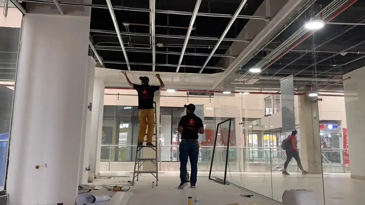 Muestra de diferentes acabados de plafón de PVC, incluyendo madera, liso y brillante.