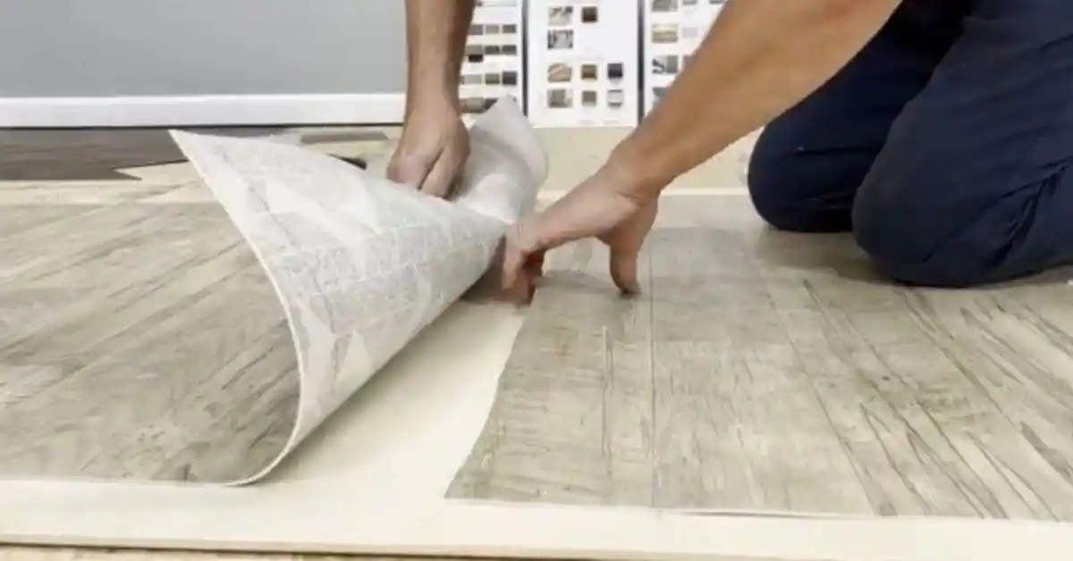 Profesionales instalando piso vinílico de forma eficiente.