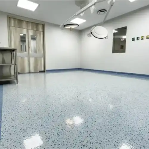 Quirófano moderno y estéril con un piso conductivo 0.025 color gris, instalado por Grupo Orvi