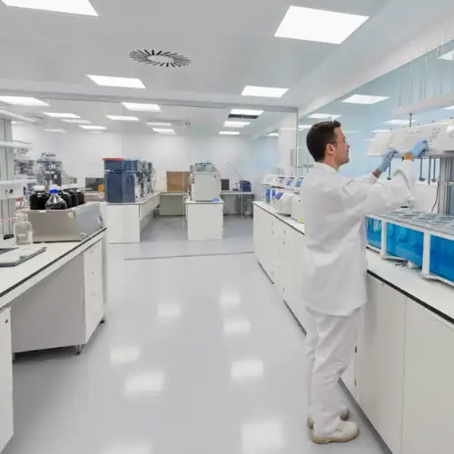 Farmaceutica moderna y estéril en Puebla con un piso ESD vinílico disipativo color blanco, instalado por Grupo Orvi