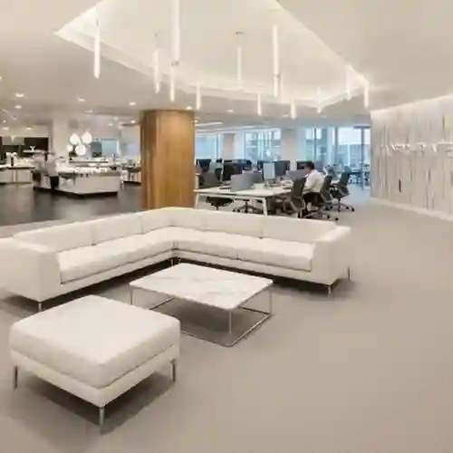 Amplia oficina de planta abierta con una moderna alfombra modular de color neutro instalada por Grupo Orvi, especialistas en soluciones de piso para corporativos en Puebla.