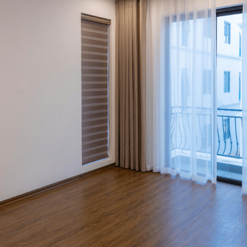 Expertos instalando piso sólido en zona Angelópolis