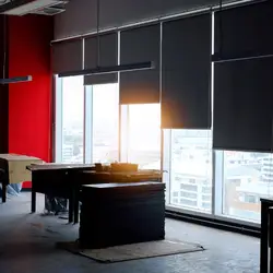 Oficina corporativa moderna en Puebla equipada con persianas enrollables blackout para control de luz y privacidad - Proyectos comerciales Grupo Orvi con telas ignífugas certificadas