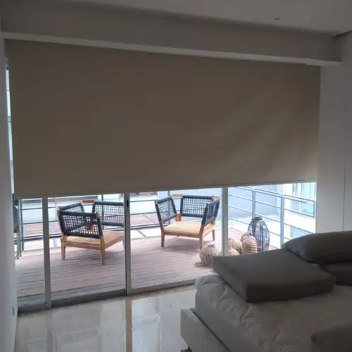 Persianas enrollables blackout instaladas en sala con terraza de residencia premium en Zavaleta Puebla - Proyecto residencial de lujo Grupo Orvi con 45 unidades motorizadas