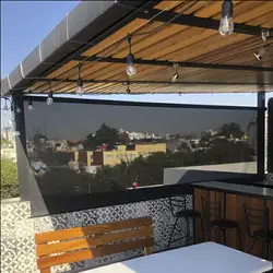 Pérgola con persianas enrollables de exterior tipo screen instaladas en terraza residencial de Puebla - Protección UV y control solar con telas Sunbrella Grupo Orvi