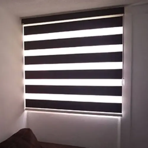 Persiana enrollable sheer elegance dual shade con franjas opacas y traslúcidas instalada en recámara de villa de lujo en Las Ánimas Puebla - Persianas a medida Grupo Orvi