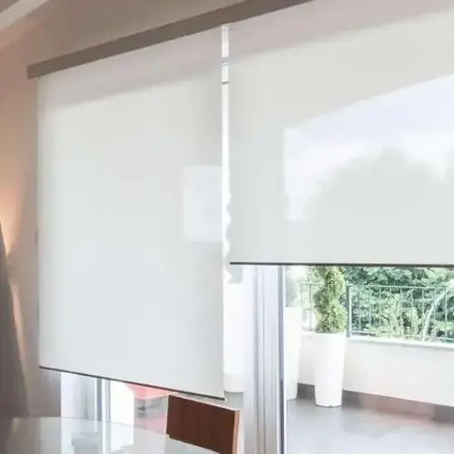 Persianas enrollables traslúcidas blancas instaladas en oficinas corporativas de Angelópolis Puebla - Proyecto comercial de 120 unidades con instalación express Grupo Orvi